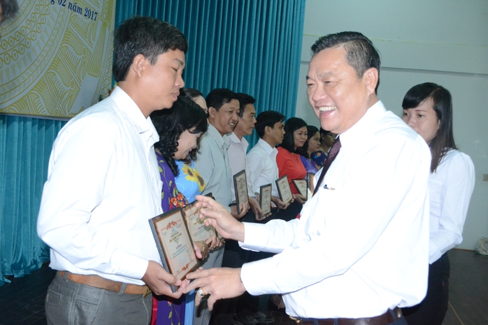 
Lãnh đạo UBND tỉnh An Giang trao thưởng cho 13 giáo viên có thành tích xuất sắc nhất trong tỉnh.
