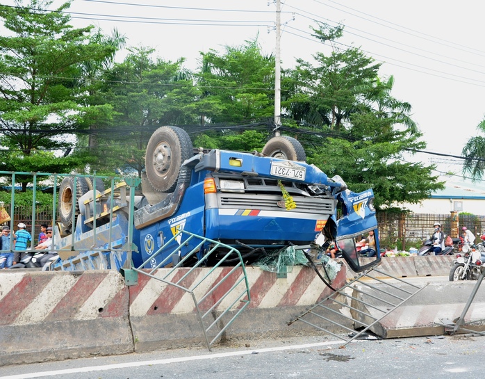 
Chiếc xe nằm ngổn ngang tại hiện trường sau sự cố
