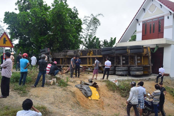 Container tông gãy cây vú sữa trước khi đâm vào nhà dân