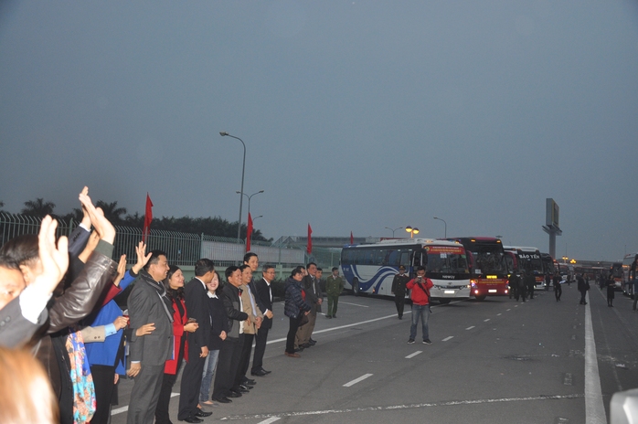 Lãnh đạo Công đoàn thành phố Hà Nội tiễn công nhân về đón Tết cùng gia đình