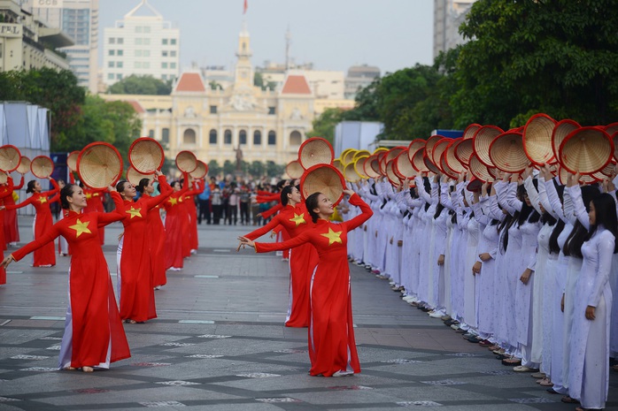 
Ngoài màn đồng diễn Tôi yêu Việt Nam, chương trình còn có màn diễu hành áo dài, hành trình đạp xe Năng động áo dài…
