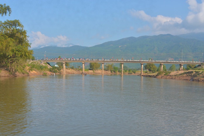 
Cầu Hà Tân, nơi chị L. gieo mình xuống sông
