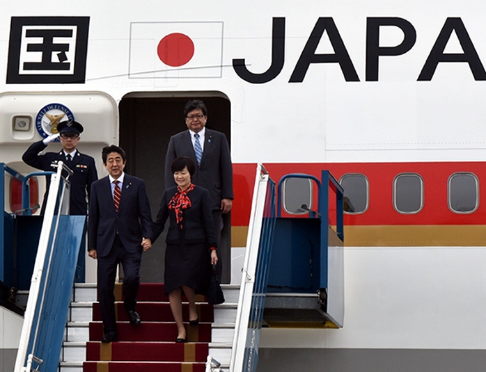 
Thủ tướng Nhật Bản Shinzo Abe và phu nhân đến Hà Nội - Ảnh: Nam Thắng
