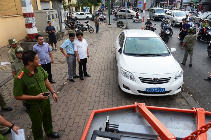 Ông Đoàn Ngọc Hải, Phó Chủ tịch UBND quận 1 trong một lần xử phạt xe biển xanh 80B đậu trên vỉa hè