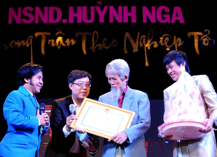 NSND Huỳnh Nga trong lễ mừng thọ do Hội Sân khấu TPHCM tổ chức