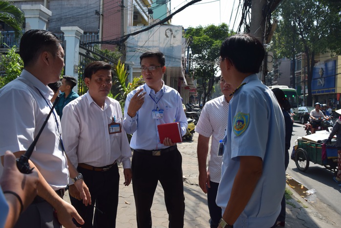 Ông Võ Đức Thanh, Phó chủ tịch UBND quận 11 (đeo kính) chỉ đạo đoàn công tác xử lý tình trạng lấn chiếm vỉa hè trên địa bàn tuyến đường Ông Ích Khiêm