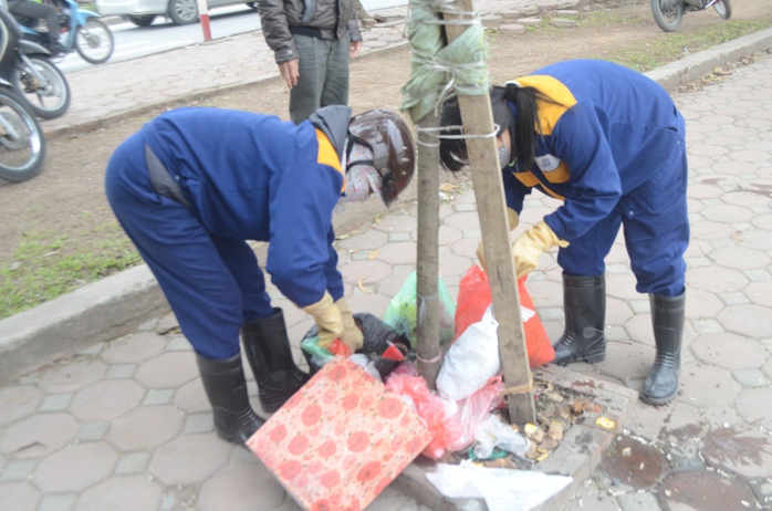 
Công nhân nhắc nhở người dân bỏ rác tập trung vào một nơi và thu gom về một đống
