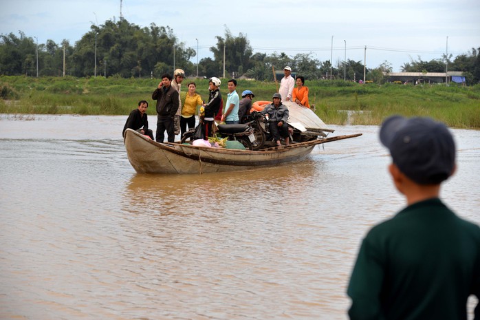 Cảnh tượng chờ đò trong những ngày cận Tết. Ảnh: Tử Trực