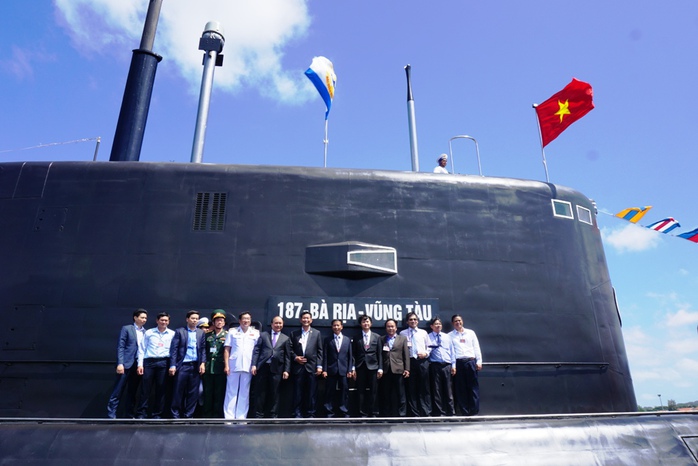
Thủ tướng Nguyễn Xuân Phúc tham gia lễ thượng cờ 2 tàu ngầm Đà Nẵng và Bà Rịa Vũng Tàu vào sáng 28-2
