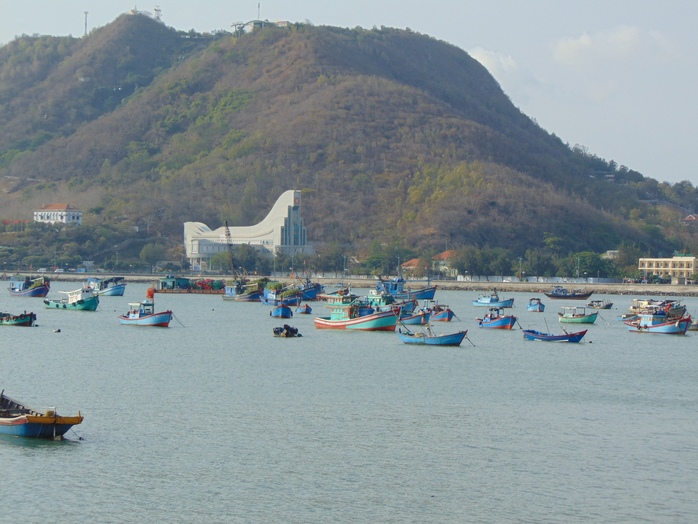 
Nếu đi về phía Tây và phía Nam của thành phố, du khách sẽ được cảm nhận các hoạt động tấp nập của ngư dân, tàu bè vận chuyển hàng hóa từ Bãi Dâu đến Bãi Trước.
