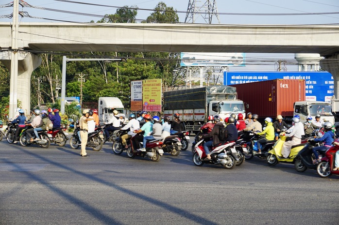 
Nhờ có sự điều tiết, phân làn đường, giao thông qua ngã tư RMK khá ổn định vào sáng cùng ngày
