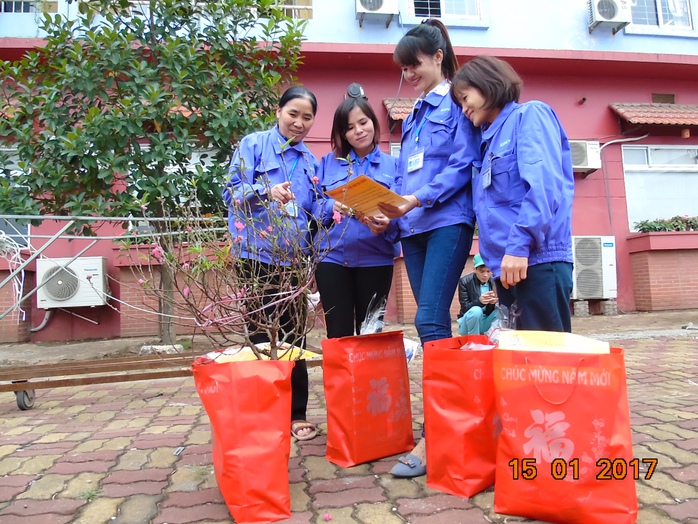 
Niềm vui của công nhân khi nhận quà và vé xe về quê đón tết trong chương trình Tết sum vầy tại KCN Thăng Long, Hà Nội - Ảnh: Văn Duẩn
