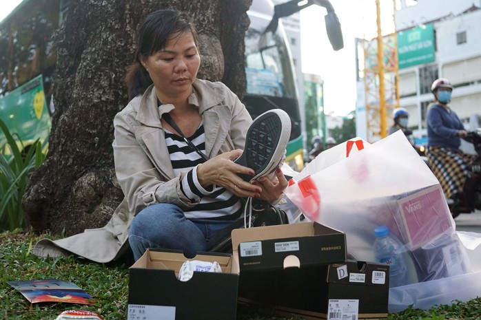 
Chị Thuỷ (ngụ ở Bình Thuận) cho biết:  Tôi biết được đợt giảm giá này thông qua facebook, hôm nay tôi đi từ Bình Thuận về để mua giày. Xếp hàng cả ngày cũng mua được 5 đôi với giá 700.000 đồng/ đôi
