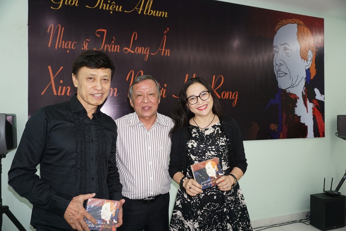 Nhạc sĩ Trần Long Ẩn tặng Album Xin làm người hát rong cho ca sĩ Tuấn Ngọc và MC Quỳnh Hương