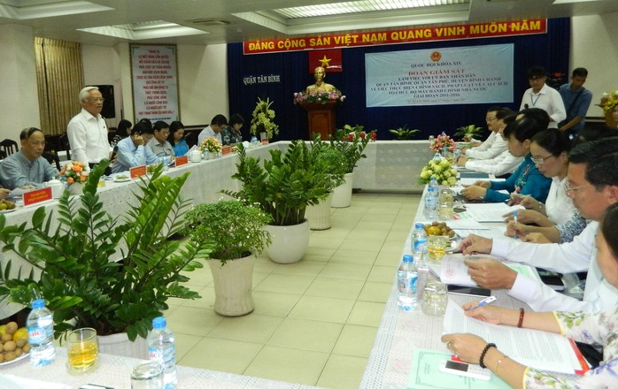 
Phó Chủ tịch Quốc hội Uông Chu Lưu nghe các quận báo cáo thực hiện các chính sách pháp luật về cải cách tổ chức bộ máy hành chính nhà nước giai đoạn 2011 -2016 vào sáng 27-3.
