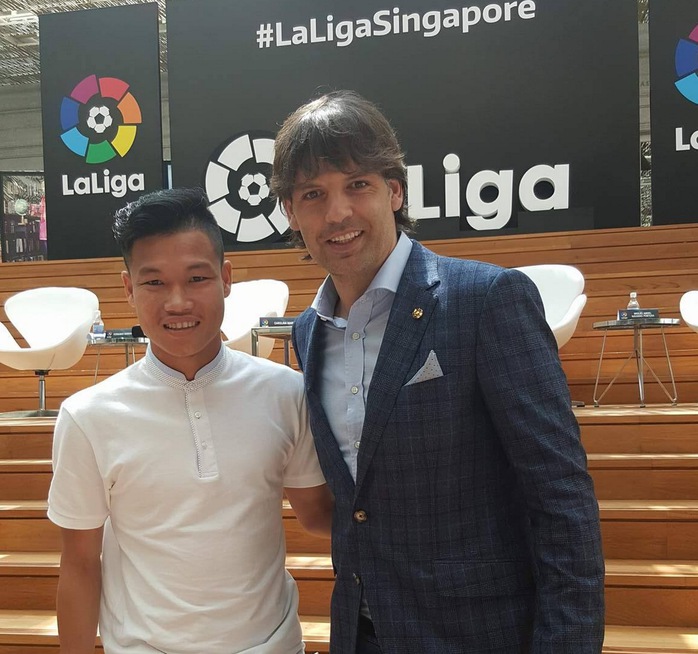 Trung vệ Đông Triều chụp ảnh cùng cựu danh thủ Real Madrid Fernando Morientes trong buổi khai trương văn phòng La Liga ở Singapore