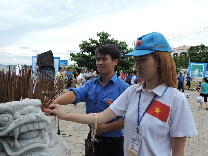 Du khách thắp nhang tri ân đội Hoàng Sa