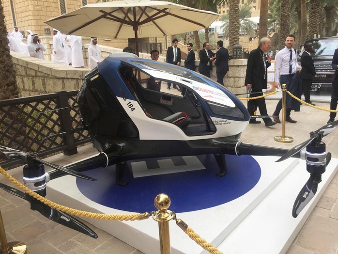 EHang 184 được trưng bày tại một hội nghị ở TP Dubai hôm 13-2 Ảnh: AP