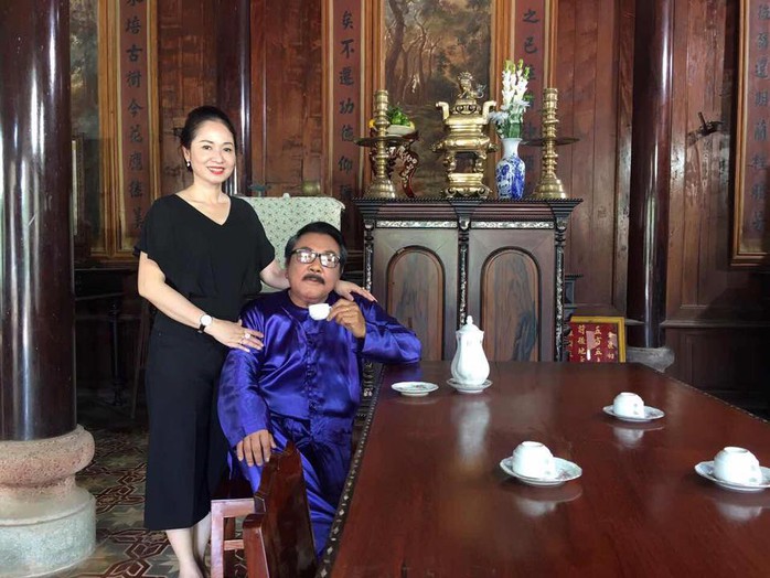 Danh hài Phú Quý và vợ trong một bộ phim truyền hình