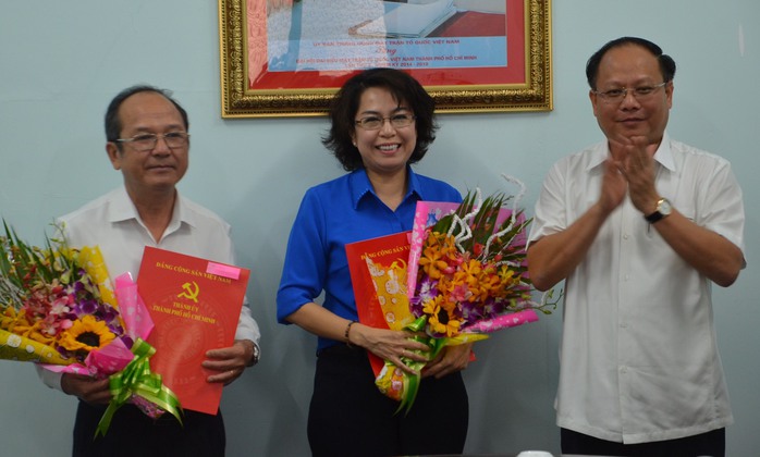 
Phó Bí thư Thường trực Thành ủy TP HCM Tất Thành Cang (phải) trao quyết định cho bà Tô Thị Bích Châu và ông Nguyễn Hoàng Năng
