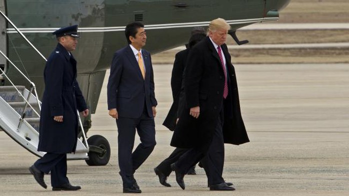 
Ông Trump và ông Abe đến Florida. Ảnh: AP
