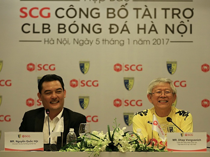 Chủ tịch CLB Hà Nội - ông Nguyễn Quốc Hội - và ông Dhep Vongvanich - Giám đốc điều hành Quốc gia Tập đoàn SCG tại Việt Nam