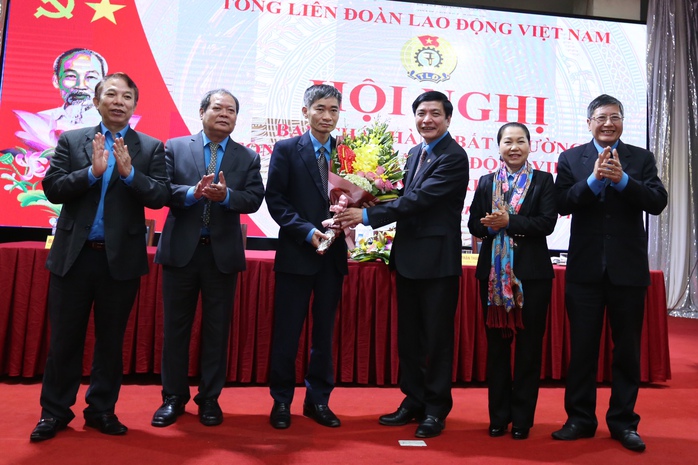 
Chủ tịch Tổng LĐLĐ Việt Nam Bùi Văn Cường (thứ 3 từ phải sang) tặng hoa cho tân Phó chủ tịch Trần Văn Thuật-Ảnh: Văn Duẩn
