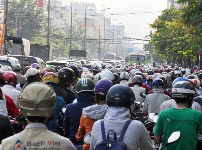 
Trong khi đó, tại cửa ngõ phía Tây Bắc TP, đường Cộng Hòa (quận Tân Bình) cũng rơi vào cảnh ùn ứ kéo dài từ “mũi tàu” Cộng Hòa – Trường Chinh đến cầu vượt thép Lăng Cha Cả trong giờ cao điểm sáng
