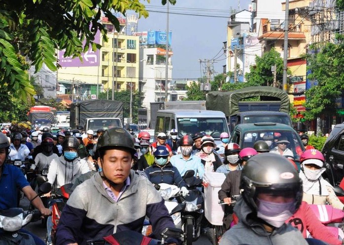 
Cảnh kẹt xe kéo dài trên đường Cộng Hòa sáng cùng ngày. “Nhiều công ty, xí nghiệp tại TP hôm nay mới bắt đầu làm việc trở lại nên lượng người tăng cao là điều dễ hiểu. Tôi lường trước được điều này nên đã chủ động đi làm từ sớm để tránh kẹt xe” – chị Nguyễn Thị Hữu (ngụ quận Tân Bình) nói.
