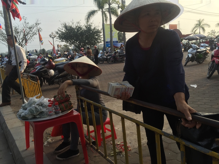 Dịch vụ đổi tiền diễn ra công khai tại một số lễ hội ở Hà Nội Ảnh: Lan Anh