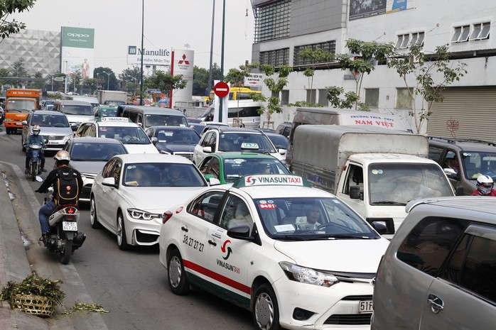 
Các phương tiện phải nhích từng chút để di chuyển trên đường Hồng Hà
