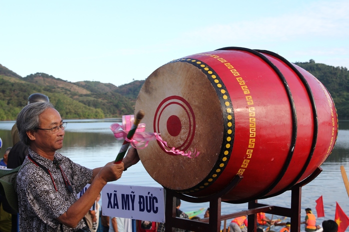 
Ông Trương Thái Anh Quốc, Phó Bí thư Thường trực Huyện ủy Đạ Tẻh, gióng trống khai hội.
