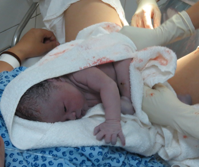 Bé trai nặng 3,7kg bất ngờ chào đời vào đúng khoảnh khắc giao thừa bằng phương pháp đỡ sinh thường.