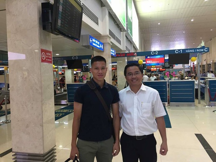 Trưởng đoàn HAGL Nguyễn Tấn Anh ra sân bay tiễn Anh Tài sang Hàn Quốc chơi bóng