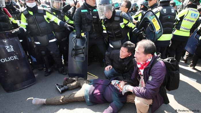 Một người biểu tình bị thương ngày 10-3. Ảnh: REUTERS