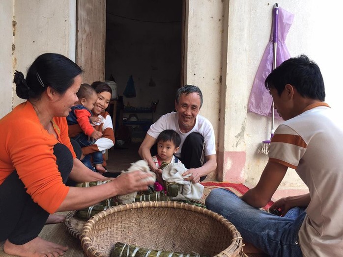 Ông Hàn Đức Long gói bánh chưng cùng gia đình