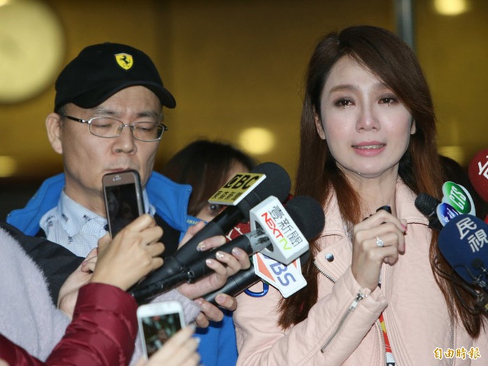 
Helen Thanh Đào khóc thừa nhận nói dối trong buổi họp báo
