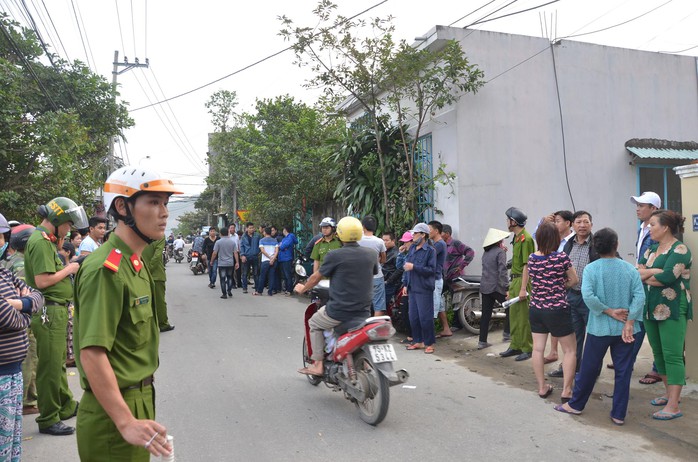 
Công an phong tỏa hiện trường gần ngôi nhà xảy ra vụ án mạng
