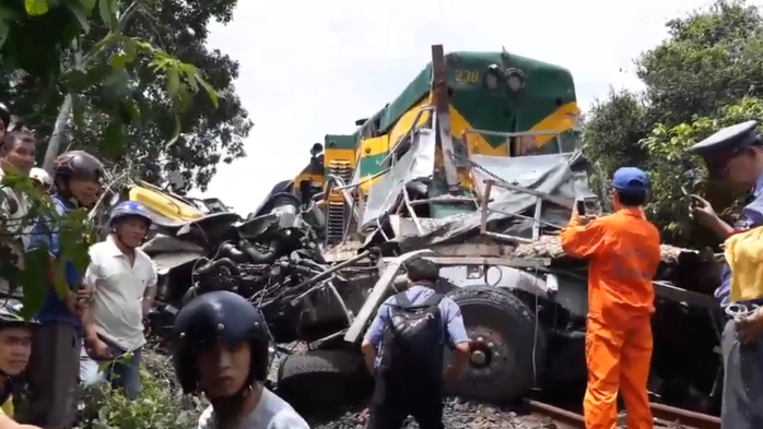 Hiện trường vụ tai nạn do nhân viên đường sắt ngủ quên không kéo gác chắn tàu khiến 2 người chết