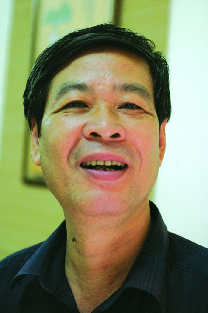 Nhà thơ - nhạc sĩ Nguyễn Thụy Kha và thủ bút bài “Không đề” ông viết tặng Báo Người Lao Động Xuân Đinh DậuẢnh: NGUYỄN ĐÌNH TOÁN - LÊ CÔNG SƠN