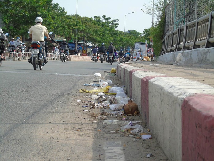 Rác ở trên cầu Kênh Tẻ (quận 7) Ảnh: Bách Khoa