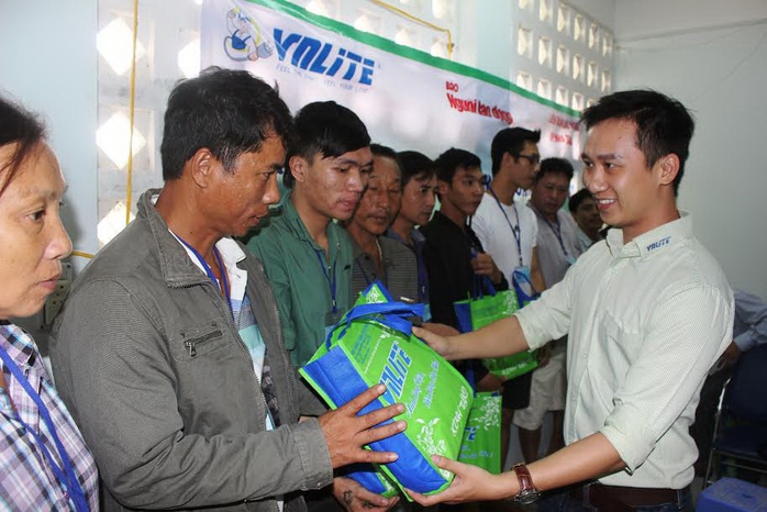 Đại diện nhãn hàng VNLITE LED hỗ trợ người dân gặp hoạn nạn