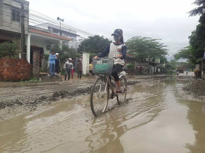 Mặt đường nham nhở ổ gà, bùn lầy đóng thành lớp dày gây khó khăn trong sinh hoạt của người dân