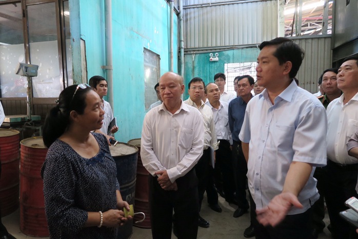 Bí thư Thành ủy TP HCM Đinh La Thăng đi kiểm tra cơ sở ô nhiễm môi trường ở xã Vĩnh Lộc B Ảnh: BẢO NGHI