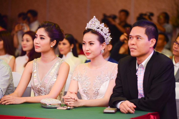 
Hoa khôi du lịch 2017 Đỗ Trần Khánh Ngân (mang vương miện) đến dự buổi công bố Hoa hậu hữu nghị ASEAN 2017
