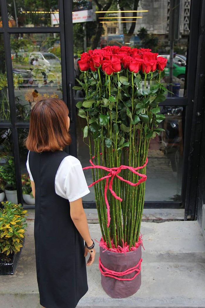Hồng đỏ nhập trực tiếp từ Ecuador, dài 1,5m thậm chí đến gần 2m giá 500.000 đồng/bông đang được các đấng mày râu săn mua dịp Valentine.