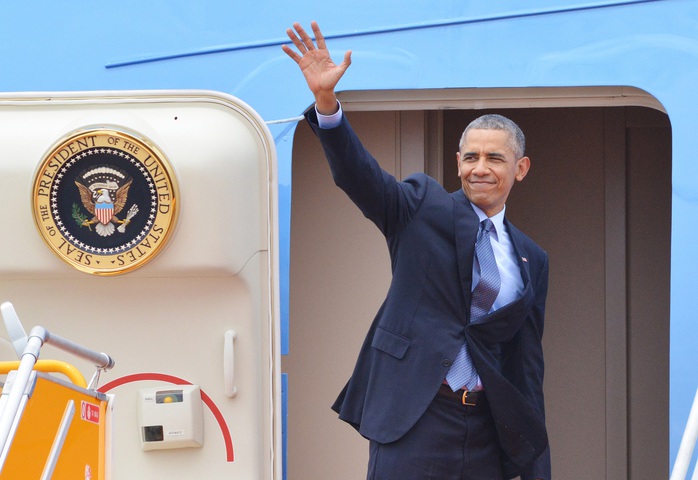 
Hình ảnh Obama vẫy tay chào tạm biệt trước khi rời Việt Nam.
