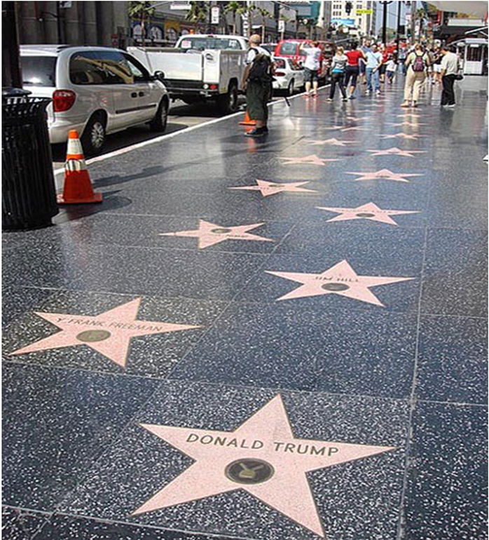
Tên của Tổng thống Donald Trump đương nhiệm cũng được khắc tên trên Đại lộ Danh Vọng khi ông là một diễn viên điện ảnh.
