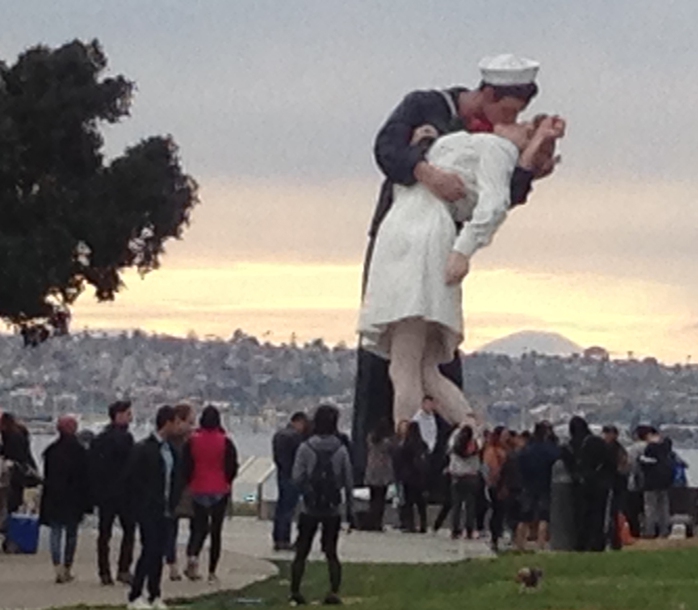 Nụ hôn tạo cảm giác lãng mạn trước khi tham quan USS Midway. Ảnh: P.Nhi
