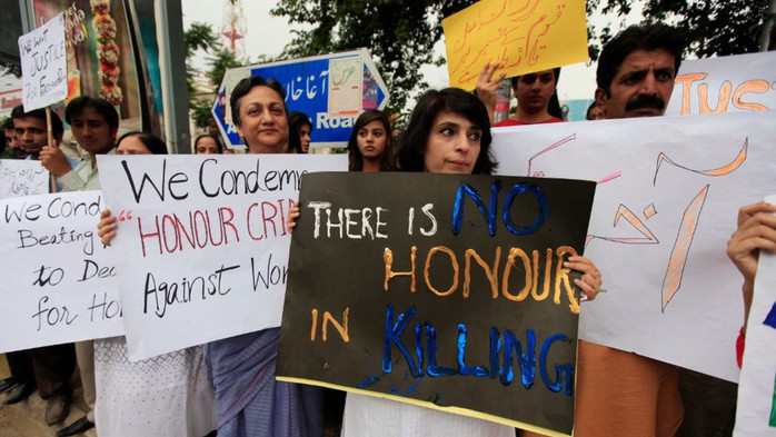 
Người dân phản đối tình trạng giết người vì danh dự ở Pakistan. Ảnh: Reuters
